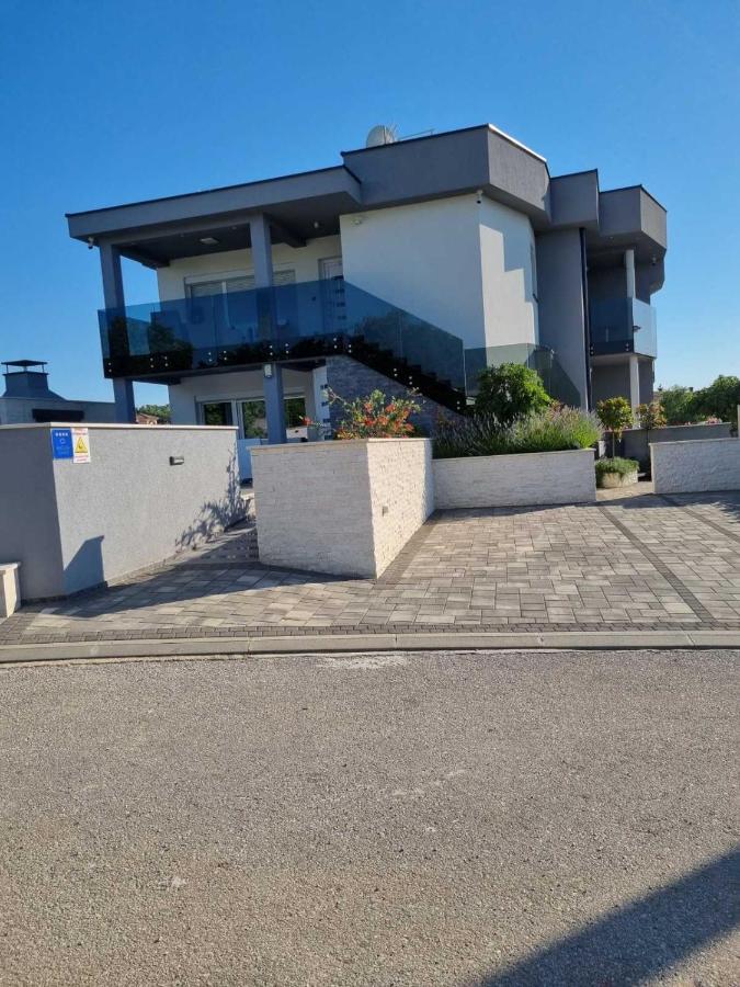 Apartman Paola Vrh  Buitenkant foto